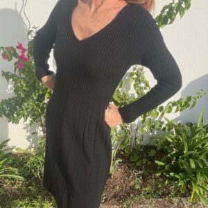 Robe en maille Noire, coupe magnifique. Disponible chez Malou&Co vêtements pour femme à La Rochelle.