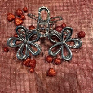 Pinces fleurs pour cheveux argentée. Pour un look raffiné ou bohème. Disponible chez Malou&Co, accessoires de mode pour femme à La Rochelle.