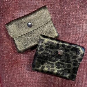 Porte-monnaie en cuir irisé, uni ou léopard, chic et compact, parfait à glisser dans tous vos sacs. Accessoires disponibles chez Malou&Co, mode pour femme à La Rochelle.