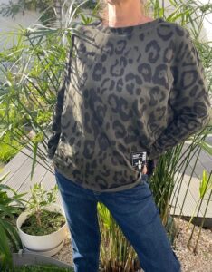 Découvrez le top léopard, un mélange parfait de confort et de caractère. Son détail original ajoute une touche sophistiquée. Disponible chez Malou&Co vêtement pour femme à La Rochelle.