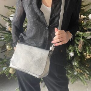 Notre besace à rabat, avec ses multiples compartiments, allie style et praticité. Diponible chez Malou&Co, mode et accessoire à La Rochelle.