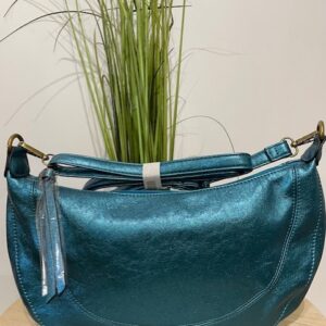 Notre besace irisée allie style et praticité avec ses multiples compartiments, idéale pour sublimer votre look au quotidien. Disponible chez Malou&Co, Mode à La Rochelle.