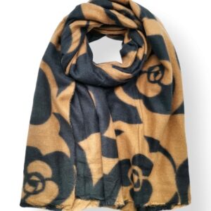 Notre écharpe longue bicolore est l'accessoire parfait pour vous envelopper de chaleur et de douceur. Accessoire disponible chez Malou&Co mode femme à La Rochelle.