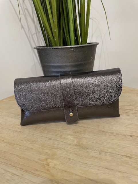 Nos étuis à lunettes en cuir combine protection, légèreté et praticité pour un usage quotidien. Accessoires disponibles chez Malou&Co, accessoire et mode pour femme à La Rochelle.