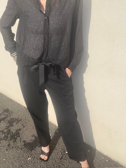 Pantalon droit noir Disponible chez Malou&Co vêtements pour femme à La Rochelle.