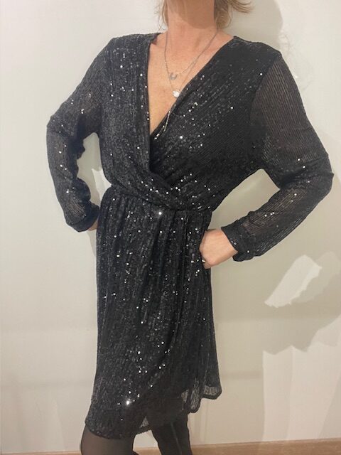 succombez au charme et à l'élégance de cette magnifique robe tout en sequins, idéale poir vos fêtes de fins d'années. Disponible chez Malou&Co, vêtements pour femme à la Rochelle.
