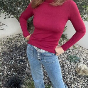 Jeans Wide-leg bleu clair, confort et style assuré! A porter également pour les fêtes grâce à ses boutons argentés originaux. Disponible du 34 au 42, chez Malou&Co, vêtements pour femme à La Rochelle.