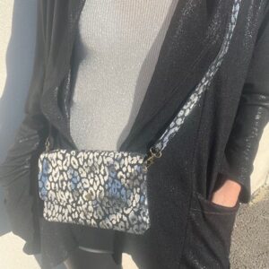 Notre pochette en cuir imprimé léopard est une pièce intemporel. Elle apporte une touche de caractère à n'importe quel look, que ce soit pour une tenue décontractée ou habillée. Accessoire disponible chez Malou&Co, mode femme La Rochelle.