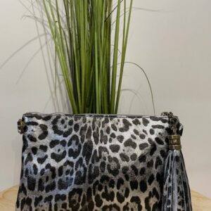 Pochette cuir léopard avec bandoulière, stylée et pratique. Disponible chez Malou&Co, mode et accessoire à La Rochelle.