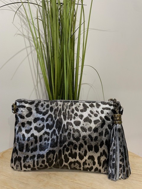 Pochette cuir léopard avec bandoulière, stylée et pratique. Disponible chez Malou&Co, mode et accessoire à La Rochelle.
