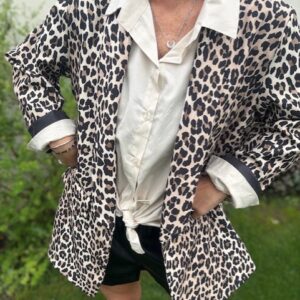 Veste blazer léopard tendance, avec une allure chic et audacieuse. Disponible chez Malou&Co, vêtements pour femme à La Rochelle.