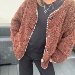 Veste moumoute léopard, pour vous tenir au chaud et affirmer votre style. Disponible chez Malou&Co, vêtements pour femme à La Rochelle.