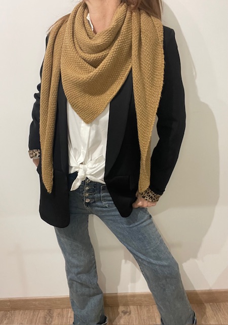 Jeans Wide-leg bleu clair, confort et style assuré! A porter également pour les fêtes grâce à ses boutons argentés originaux. Disponible du 34 au 42, chez Malou&Co, vêtements pour femme à La Rochelle.
