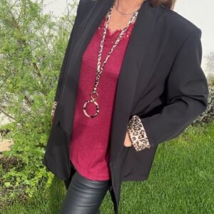 Craquez pour l'allure chic de cette veste blazer intérieur léopard disponible chez Malou&Co, vêtements pour femme à La Rochelle.