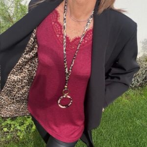 Craquez pour l'allure chic de cette veste blazer intérieur léopard disponible chez Malou&Co, vêtements pour femme à La Rochelle. - pour Femme