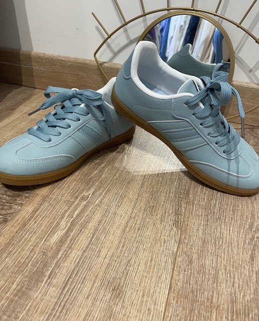 Nos baskets bleu inspi sont parfaites! elles allient style et confort. Disponible chez Malou&Co, accessoires de mode à La Rochelle.