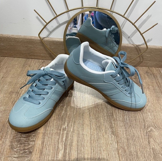 Nos baskets bleu inspi sont parfaites! elles allient style et confort. Disponible chez Malou&Co, accessoires de mode à La Rochelle.