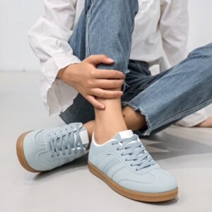 Nos baskets bleu inspi sont parfaites! elles allient style et confort. Disponible chez Malou&Co, accessoires de mode à La Rochelle.