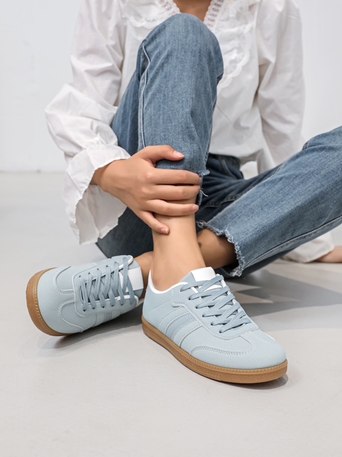 Nos baskets bleu inspi sont parfaites! elles allient style et confort. Disponible chez Malou&Co, accessoires de mode à La Rochelle.