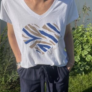 T-shirt Cœur Love, idéal pour cette saison, disponible chez Malou&Co, vêtements pour femme à La Rochelle.