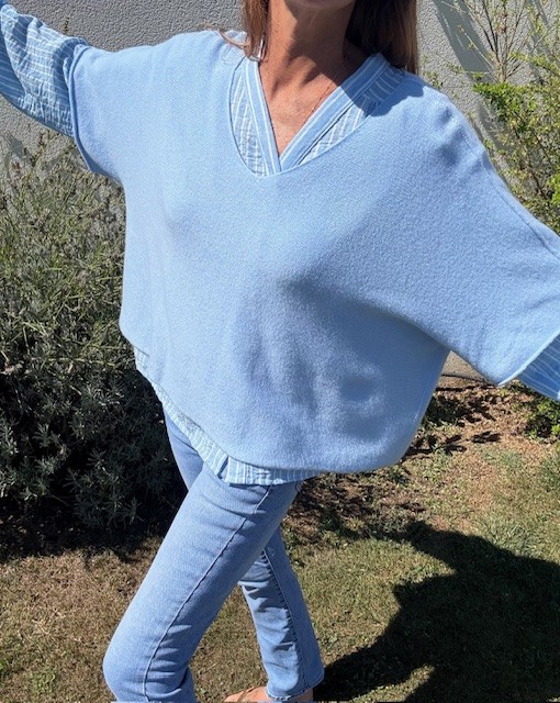 Pull Poncho disponible chez Malou&Co, vêtements pour femme à La Rochelle.