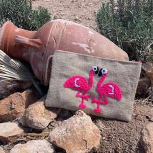 Nouvelle pépite à adopter! Nos sublimes pochettes en jute brodées à la main. Disponible chez Malou&Co, accessoire de mode pour femme à L a Rochelle.