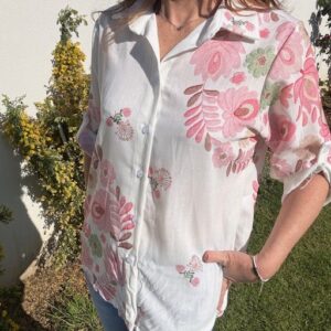Vous allez l'adorer, la chemise imprimé floral femme illumine instantanément votre tenue. Disponible chez Malou&Co, vêtements pour femme à La Rochelle.