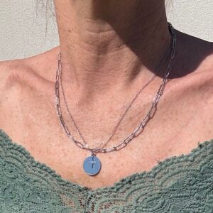 Collier double argenté avec pendentif rond et son étoile. Bijoux discret qui s'adapte à tous les styles. Bijoux disponible chez Malou&Co, accessoire et mode à La Rochelle.