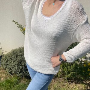 Pull en maille blanc, disponible chez Malou&Co, vêtements pour femme à La Rochelle.