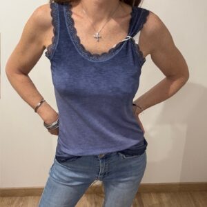 Top dentelle effet délavé femme, disponible chez Malou&Co, vêtements pour femme à La Rochelle.