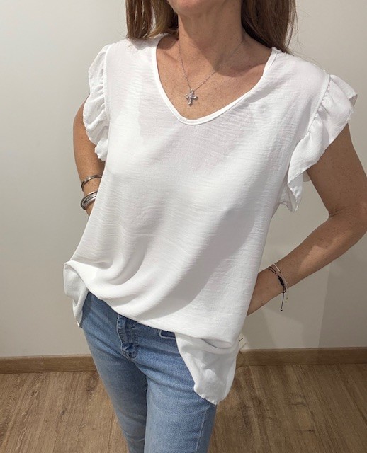 Top dos crochet femme style bohème, il dévoile un dos sublime en crochet. Disponible chez Malou&Co, vêtements pour femmes à La Rochelle.