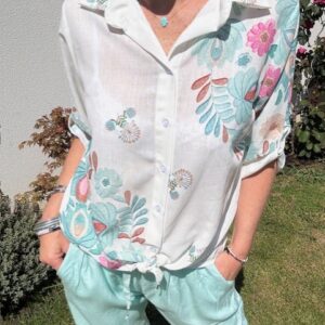 Vous allez l'adorer, la chemise imprimée floral femme illumine instantanément votre tenue. Disponible chez Malou&Co, vêtements pour femme à La Rochelle.