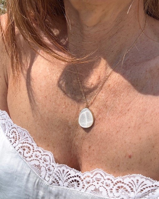 Collier pierre scintillante, disponible chez Malou&Co, vêtements pour femme à La Rochelle.