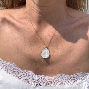 Collier pierre scintillante, disponible chez Malou&Co, vêtements pour femme à La Rochelle.