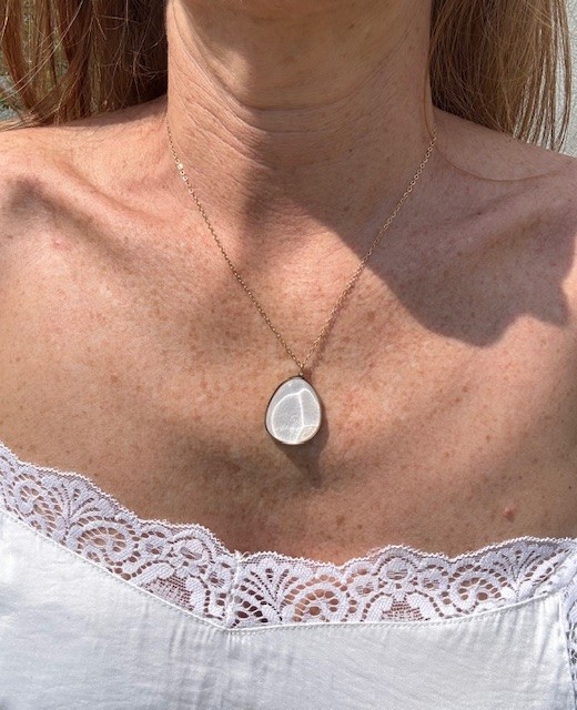 Collier pierre scintillante, disponible chez Malou&Co, vêtements pour femme à La Rochelle.