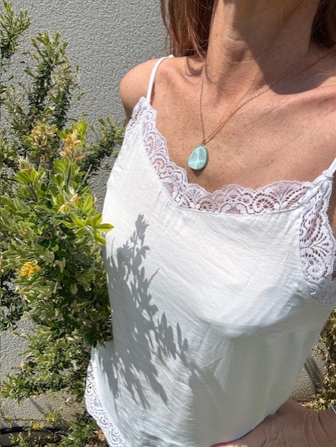 Collier pierre scintillante, disponible chez Malou&Co, vêtements pour femme à La Rochelle.