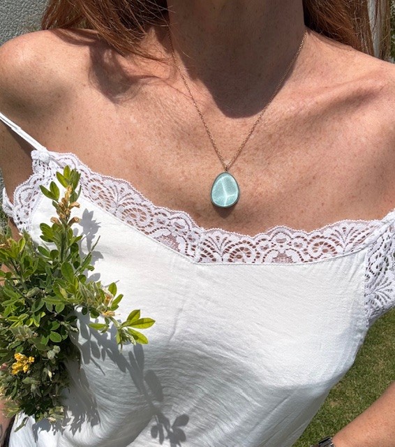 Collier pierre scintillante, disponible chez Malou&Co, vêtements pour femme à La Rochelle.