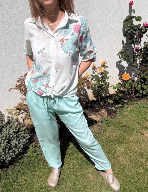 Pantalon 100% Tencel, doux comme une caresse. C'est l'indispensable de votre dressing estival! Disponible chez Malou&Co, vêtements pour femme à La Rochelle.