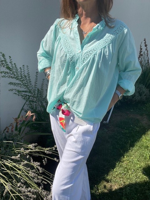 Pantalon femme avec joli foulard. idéal pour la saison. Disponible chez Malou&Co, vêtements pour femme à La Rochelle.