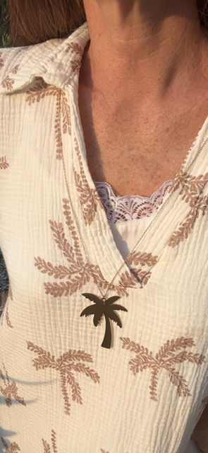 Sautoir palmier exotique, magnifique sur vos belles robes d'été, disponible chez Malou&Co, vêtements pour femme à La Rochelle.