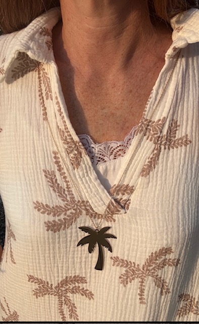 Sautoir palmier exotique, magnifique sur vos belles robes d'été, disponible chez Malou&Co, vêtements pour femme à La Rochelle.