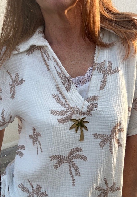 Sautoir palmier exotique, magnifique sur vos belles robes d'été, disponible chez Malou&Co, vêtements pour femme à La Rochelle.