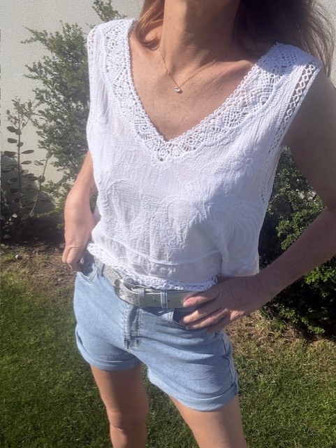 Short en jean femme, taille haute, extensible, ce short peu avoir un coté casual ou chic. Parfait pour votre été. Disponible chez Malou&Co, vêtements pour femme en ligne