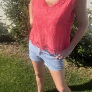 Short en jean femme, taille haute, extensible, ce short peu avoir un coté casual ou chic. Parfait pour votre été. Disponible chez Malou&Co, vêtements pour femme en ligne.