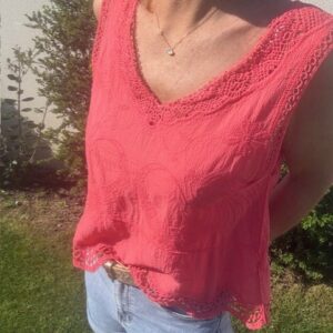 Top brodé femme, Disponible chez Malou&Co, vêtements pour femme en ligne.
