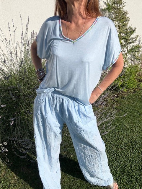 Pantalon brodé sur le devant, léger, fluide, taille élastiquée. Disponible chez Malou&Co, vêtements pour femme à La Rochelle.