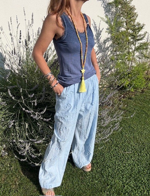 Pantalon brodé sur le devant, léger, fluide, taille élastiquée. Disponible chez Malou&Co, vêtements pour femme à La Rochelle.