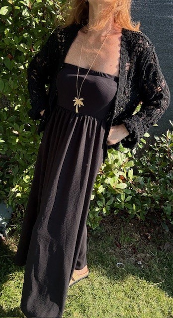 Robe bustier femme noire, élégante, et minimaliste, à porter avec ou sans veste. Disponible chez Malou&Co, vêtements pour femme en ligne.