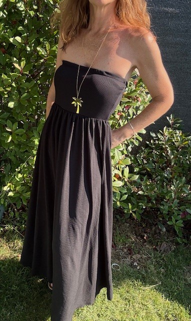Robe bustier femme noire, élégante, et minimaliste, à porter avec ou sans veste. Disponible chez Malou&Co, vêtements pour femme en ligne.