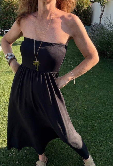 Robe bustier femme noire, élégante, et minimaliste, à porter avec ou sans veste. Disponible chez Malou&Co, vêtements pour femme en ligne.